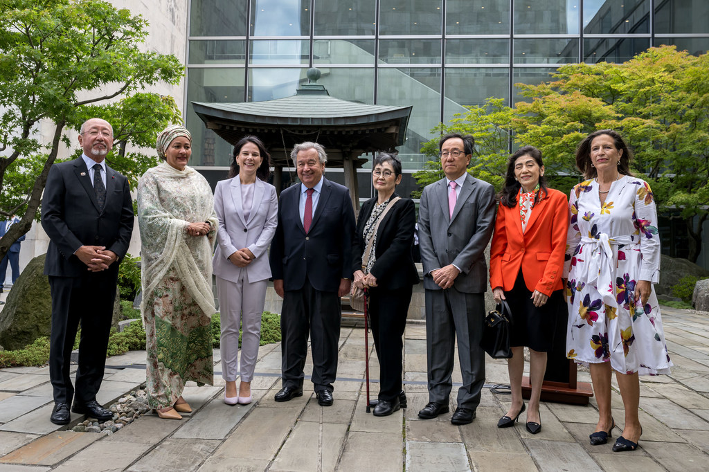 Cérémonie de la cloche de la Paix organisée au siège de l'ONU.
