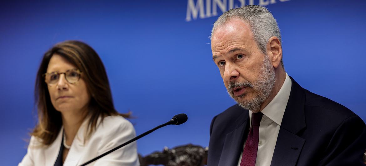 A diretora-executiva da COP30, Ana Toni (à esquerda), e o presidente da COP30, André Corrêa do Lago (à direita), durante coletiva de imprensa