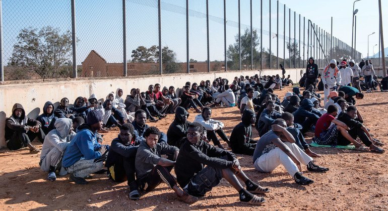 利比亚一个拘留中心里坐满了移民。