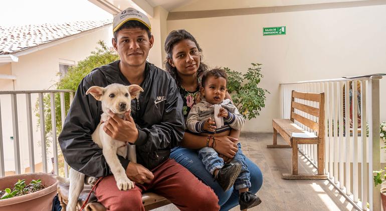 来自委内瑞拉的一家人徒步走了一个月来到厄瓜多尔，现在住在昆卡的一个由难民署支持的紧急庇护所。