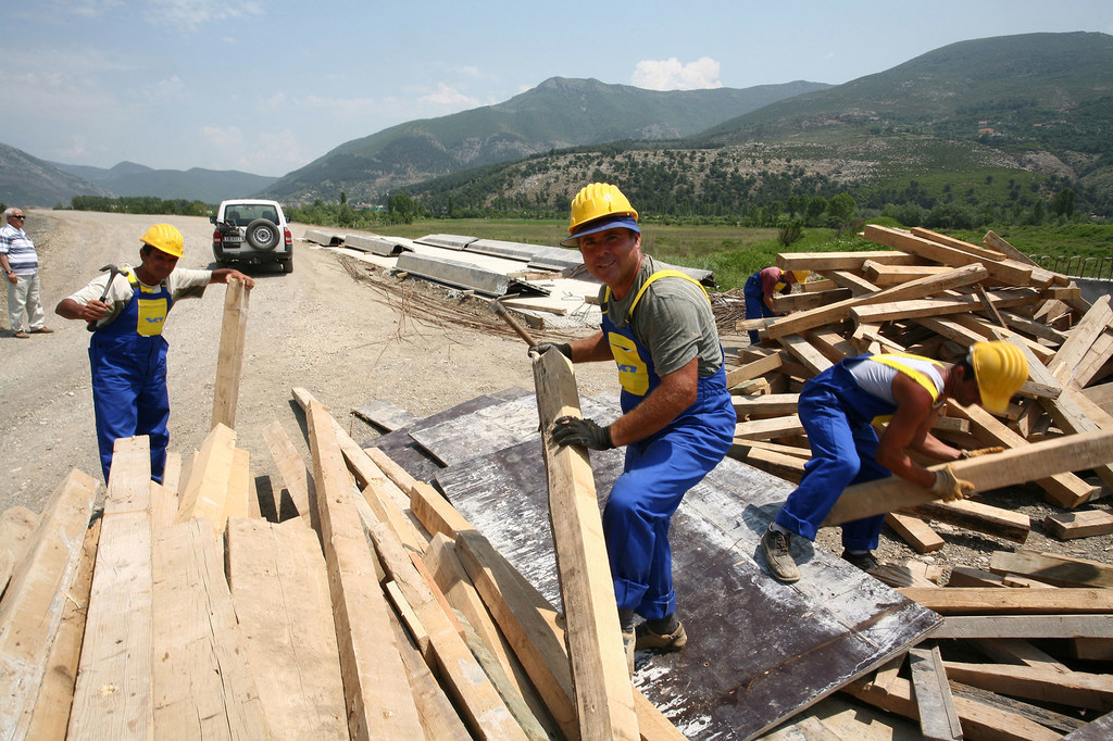 Des ouvriers sur un chantier de construction d'une nouvelle route en Albanie.