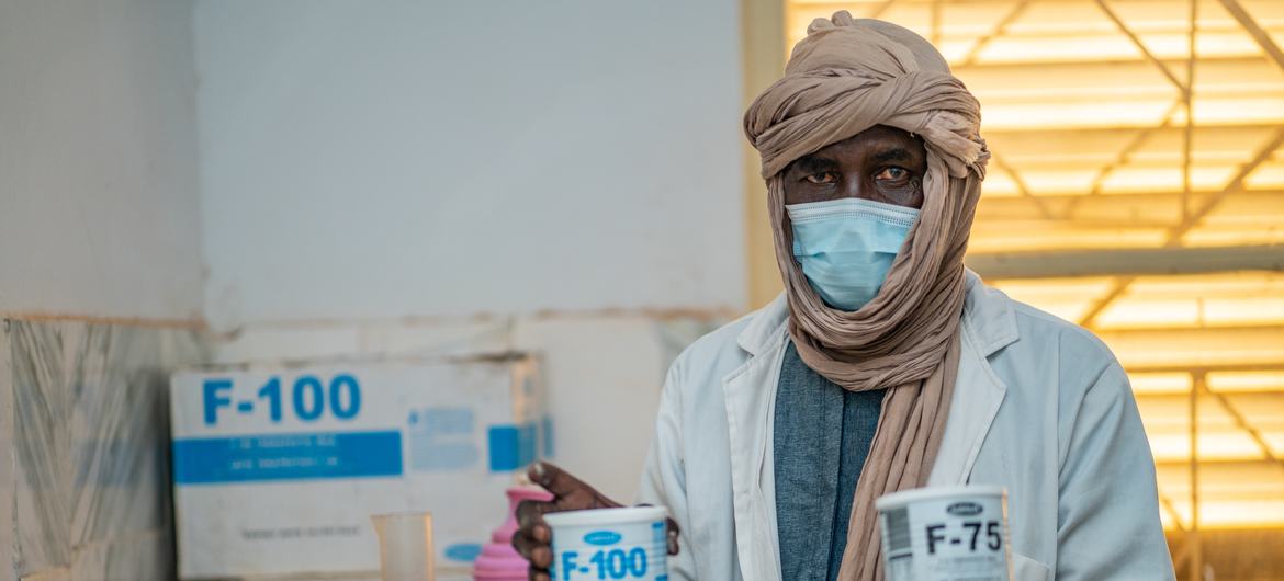Sadio Yalcouyé, nutritionniste, prépare du lait F-100 et F-75 pour les enfants malnutris (MAS) hospitalisés à l'Unité de récupération et d'éducation nutritionnelle intensive (URENI) de l'hôpital de Ménaka, au Mali. 