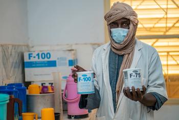 Sadio Yalcouyé, nutritionniste, prépare du lait F-100 et F-75 pour les enfants malnutris (MAS) hospitalisés à l'Unité de récupération et d'éducation nutritionnelle intensive (URENI) de l'hôpital de Ménaka, au Mali. 