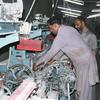 پاکستان کی اقتصادی مشکلات کی وجہ سے رسمی شعبے میں ملازمتیں تیزی سے کم ہو رہی ہیں۔