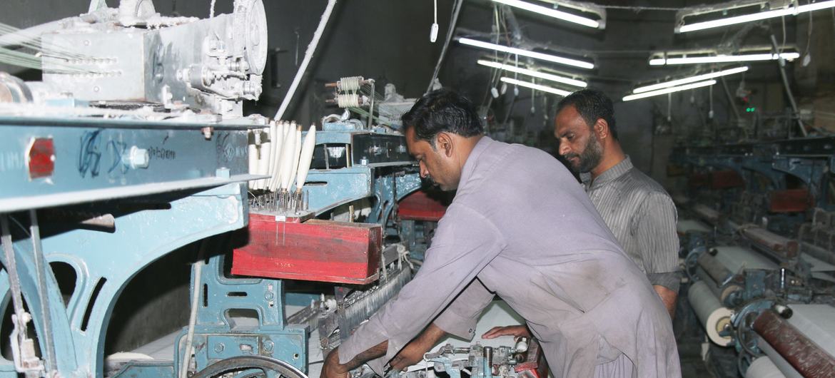 پاکستان کی اقتصادی مشکلات کی وجہ سے رسمی شعبے میں ملازمتیں تیزی سے کم ہو رہی ہیں۔