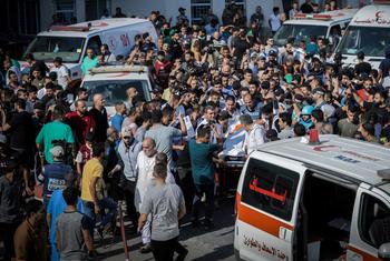 حملہ اس وقت ہوا جب الشفا ہسپتال سے شدید زخمی اور بیمار مریضوں کو غزہ کے جنوبی علاقوں کے ہسپتالوں میں بھیجنے کے لیے ایمبولینس گاڑیوں میں منتقل کیا جا رہا تھا (فائل فوٹو)۔