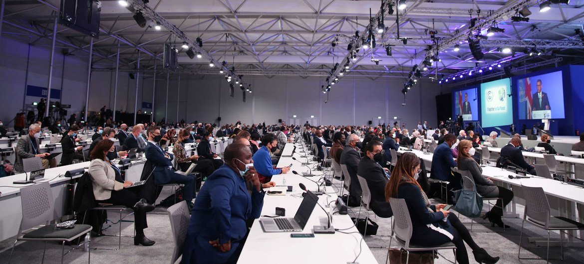 Delegados sentados en el plenario principal de la Conferencia Climática COP26 en Glasgow, Escocia.