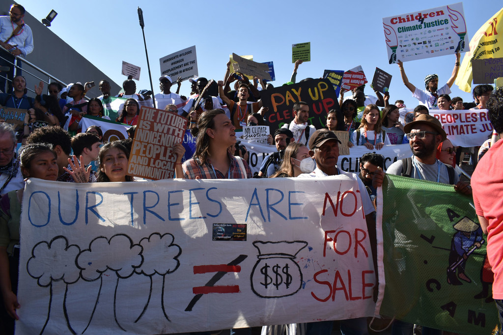 Ativistas realizam protestos maciços na COP27 em Sharm El-Sheikh exigindo que os líderes abordem questões vitais relacionadas à agricultura, adaptação e resiliência climática
