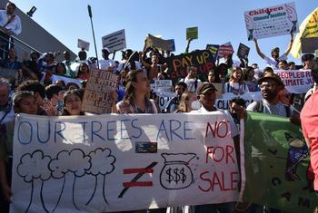 Protesta de activistas ambientales en Sharm El-Sheikh durante la COP27