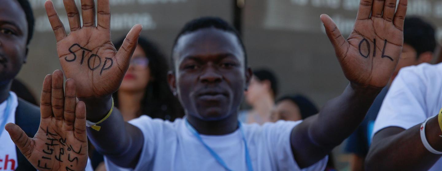 نشطاء شباب في COP27 بشرم الشيخ يطالبون الدول المتقدمة "بتعويض" الخسائر والأضرار الناجمة عن تغير المناخ.