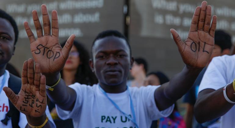 Jovens ativistas na COP27 em Sharm El-Sheikh exigindo que as nações desenvolvidas "paguem" por perdas e danos devido às mudanças climáticas.