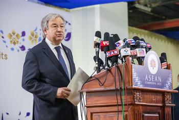 Secretário-geral da ONU, António Guterres, fala a repórteres em Phnom Penh, como parte de suas atividades no Camboja para a Cúpula da Asean 2022