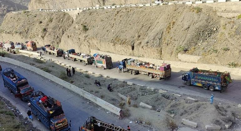 پناہ گزینوں اور ان کے سامان سے بھرے ٹرک پاکستان کے صوبہ خیبر پختونخواہ کے سرحدی علاقے طورخم سے گزر کر افغانستان روانہ ہو رہے ہیں۔