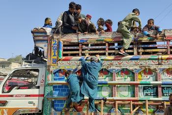 Des enfants réfugiés afghans grimpant sur un camion dans la zone frontalière entre Pakistan et Afghanistan (archives).