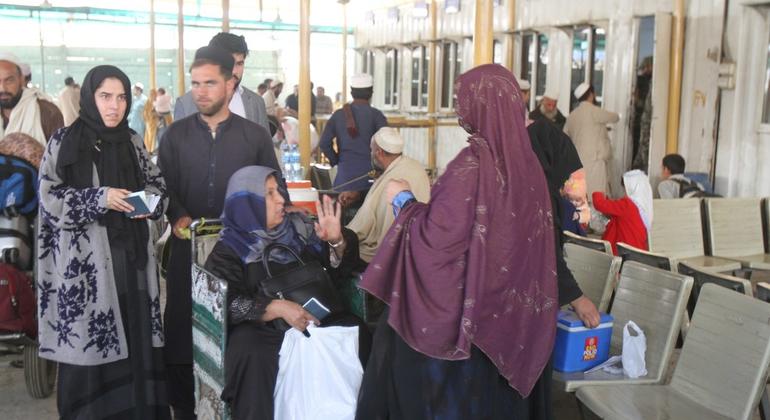پاکستان کی حکومت نے ایسے افغان پناہ گزینوں کی ملک بدری 31 دسمبر تک ملتوی کر دی ہے جن کے پی او آر (پروف آف رجسٹریشن ) کارڈ کی معیاد رواں سال 30 جون کو ختم ہو گئی تھی۔