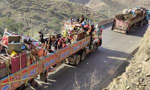 روزانہ سینکڑوں افغان مہاجرین واپسی اختیار کر رہے ہیں جن کی اکثریت رضاکارانہ طور پر سرحد کا رخ کر رہی ہے۔