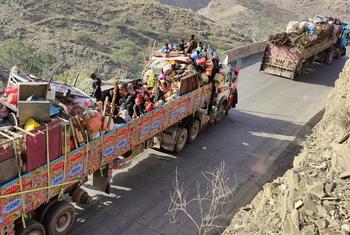 Familles de réfugiés afghans se dirigeant vers l’Afghanistan via le col de Khyber.