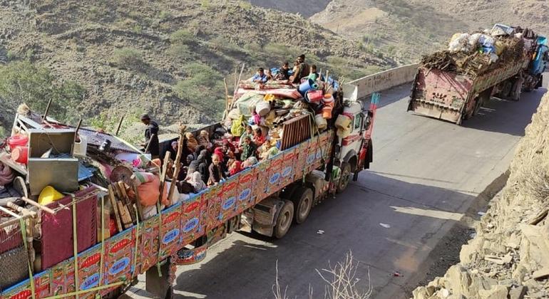 Familles de réfugiés afghans se dirigeant vers l’Afghanistan via le col de Khyber.