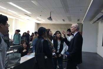 顾克冈在北大讲课。