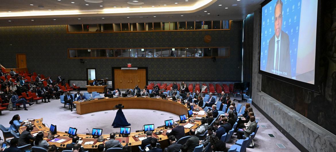 Ramesh Rajasingham (on screen), Director of Coordination at OCHA, briefing the Security Council.