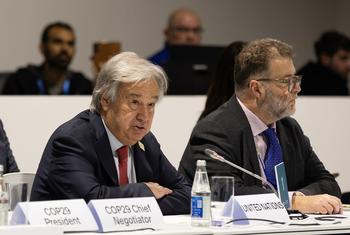 O secretário-geral da ONU, António Guterres (à esquerda), discursa na reunião da COP29 em Baku, Azerbaijão