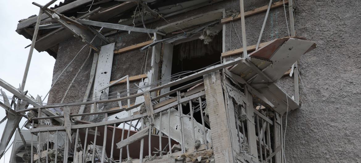 В результате обстрелов были повреждены 14 учебных и одно медицинское учреждение. 