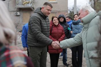 Matthias Schmale, coordinateur humanitaire des Nations Unies en Ukraine, visite les quartiers détruits de la ville de Dnipro.