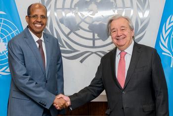 Katibu Mkuu wa UN António Guterres (kulia) akikutana na Mahmoud Ali Youssouf, Mwenyekiti wa Kamisheni ya Muungano wa Afrika.