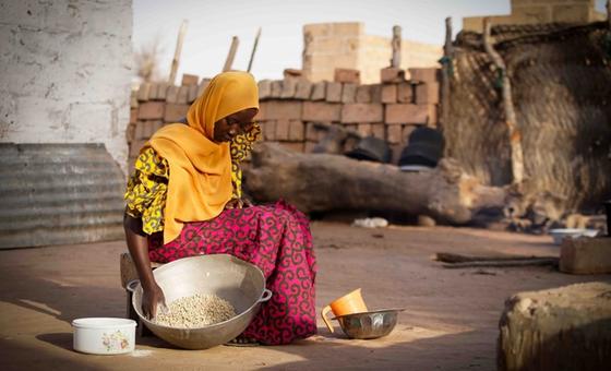 Mangasa Kijera akitayarisha kifungua kinywa nyumbani kwake Kerewan Nyakoi katika Mkoa wa Upper River nchini Gambia.