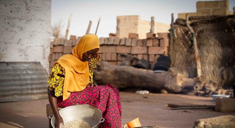Mangasa Kijera akitayarisha kifungua kinywa nyumbani kwake Kerewan Nyakoi katika Mkoa wa Upper River nchini Gambia.