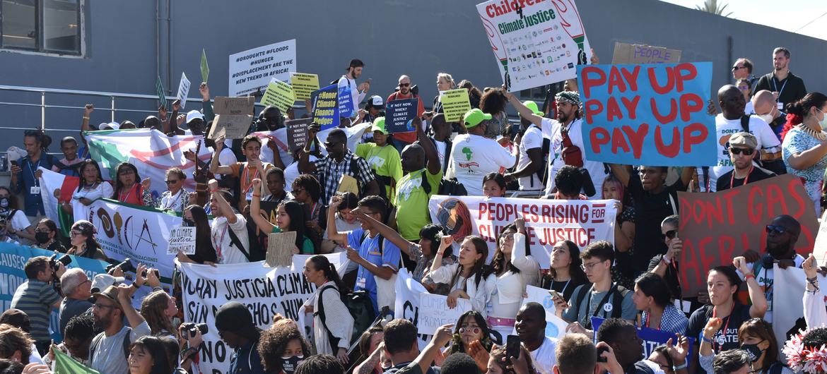 Ativistas realizam protestos na COP27 em Sharm El-Sheikh exigindo que os líderes façam mais para abordar questões vitais relacionadas à agricultura, adaptação e resiliência climática.