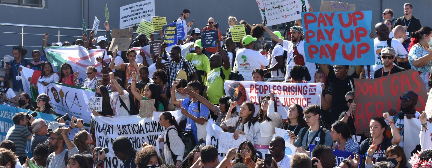 نظم النشطاء احتجاجا جماهيريا في COP27 في شرم الشيخ مطالبين القادة ببذل المزيد من الجهد لمعالجة القضايا الحيوية المتعلقة بالزراعة والتكيف والقدرة على الصمود بوجه تغير المناخ.