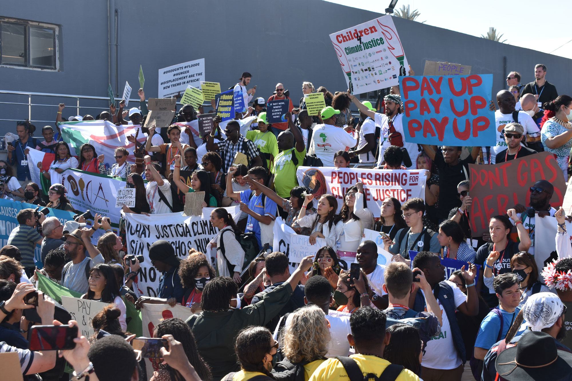 活动人士在气候大会现场举行的大规模抗议活动。
