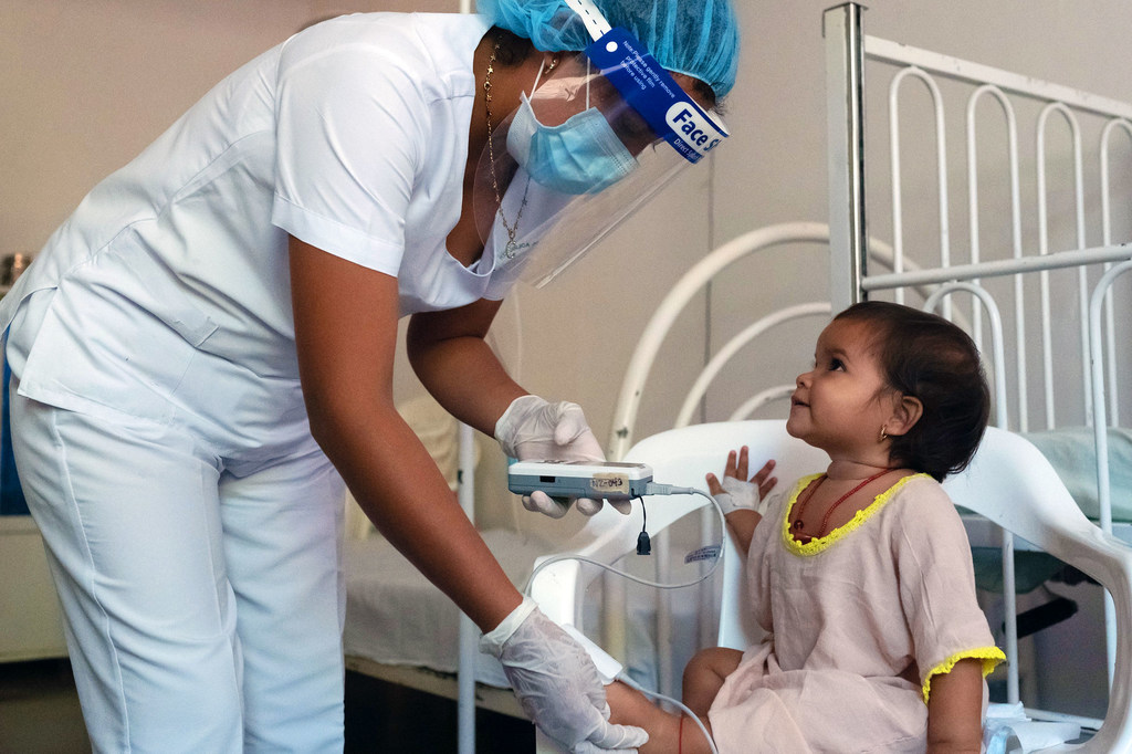 Una enfermera atiende a un joven paciente en la ESE Hospital de Nazaret en Alta Guajira, Colombia.