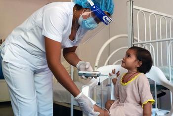 Uma enfermeira atende um jovem paciente no Hospital ESE de Nazaré, em Alta Guajira, Colômbia