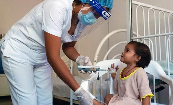 Médico durante atendimento com paciente - Imagem ilustrativa da crise de profissionais na saúde