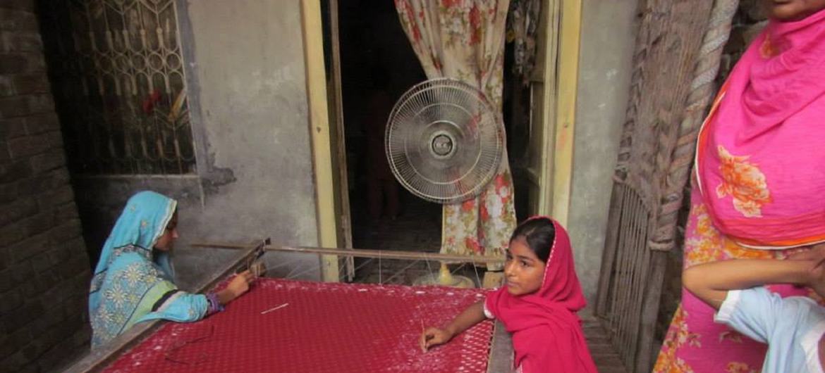 گھر سے کام کرنے والی کارکن خواتین عروسی لباس کی کڑھائی میں مصروف ہیں۔