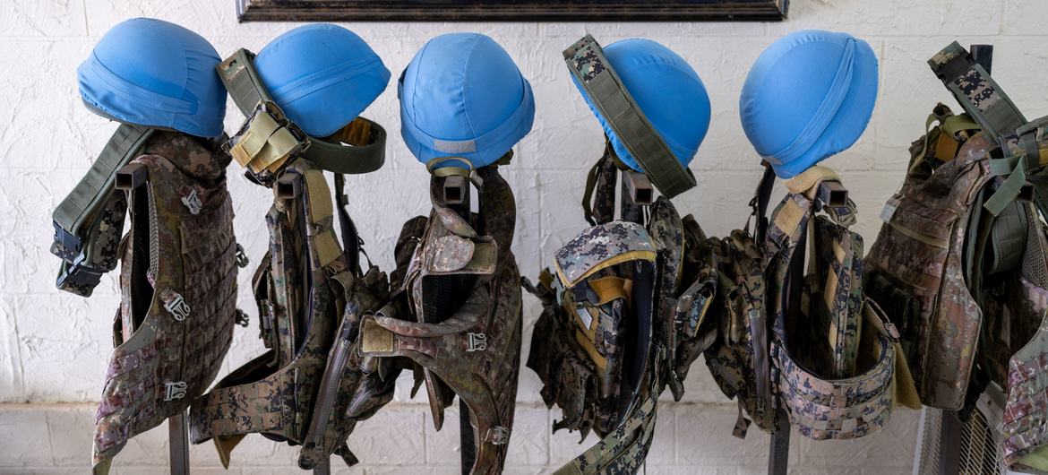 Casques bleus et gilets pare-balles appartenant à des soldats de la paix servant dans la Force intérimaire des Nations Unies au Liban (FINUL).