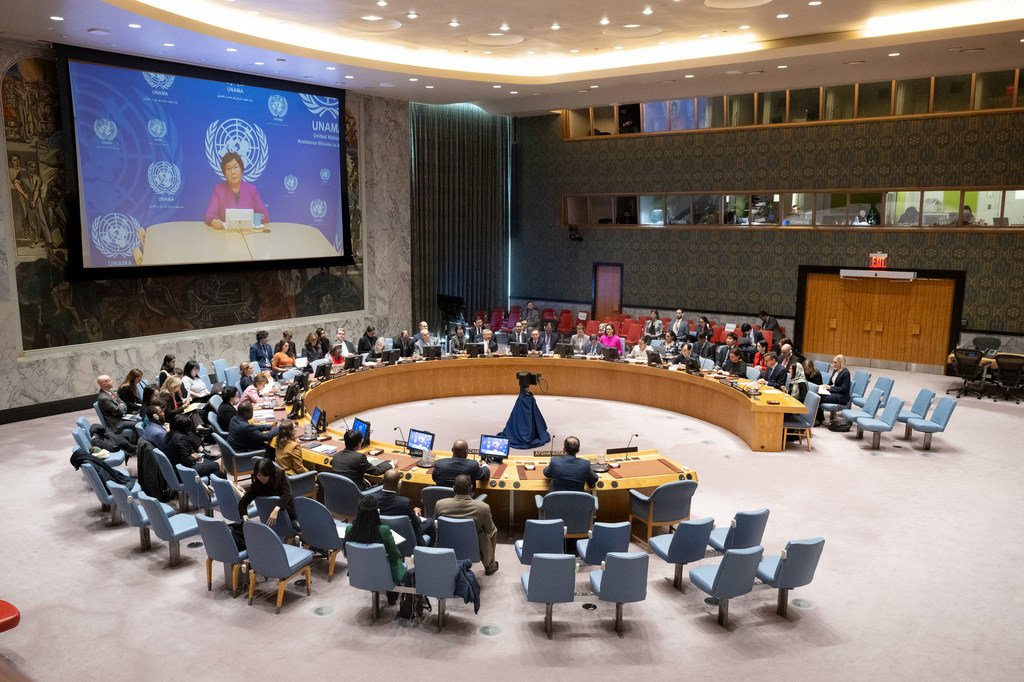 Roza Otunbayeva (kwenye skrini), Mwakilishi Maalum wa Katibu Mkuu wa Afghanistan na Mkuu wa Ujumbe wa Misaada wa Umoja wa Mataifa nchini Afghanistan akitoa maelezo kwa mkutano wa Baraza la Usalama kuhusu hali nchini humo.