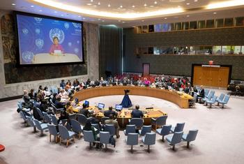 联合国驻阿富汗援助团团长兼秘书长特别代表罗莎·奥图恩巴耶娃（屏幕）向安理会通报阿富汗情况。