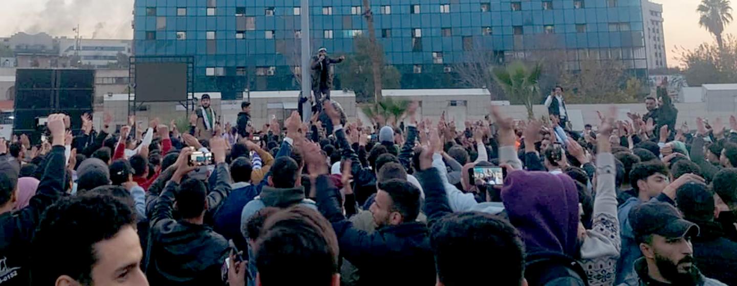 Des gens se rassemblent pour célébrer la liberté à Damas.