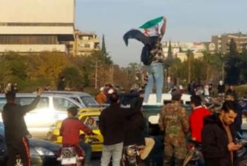 تجمع في ساحة الأمويين في دمشق احتفالا بسقوط نظام بشار الأسد.