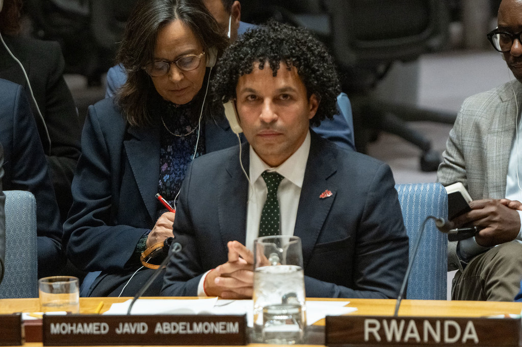 يجلس محمد جواد عبد المنعم على طاولة مزوّدة بلوحة اسم خلال اجتماع مجلس الأمن التابع للأمم المتحدة.