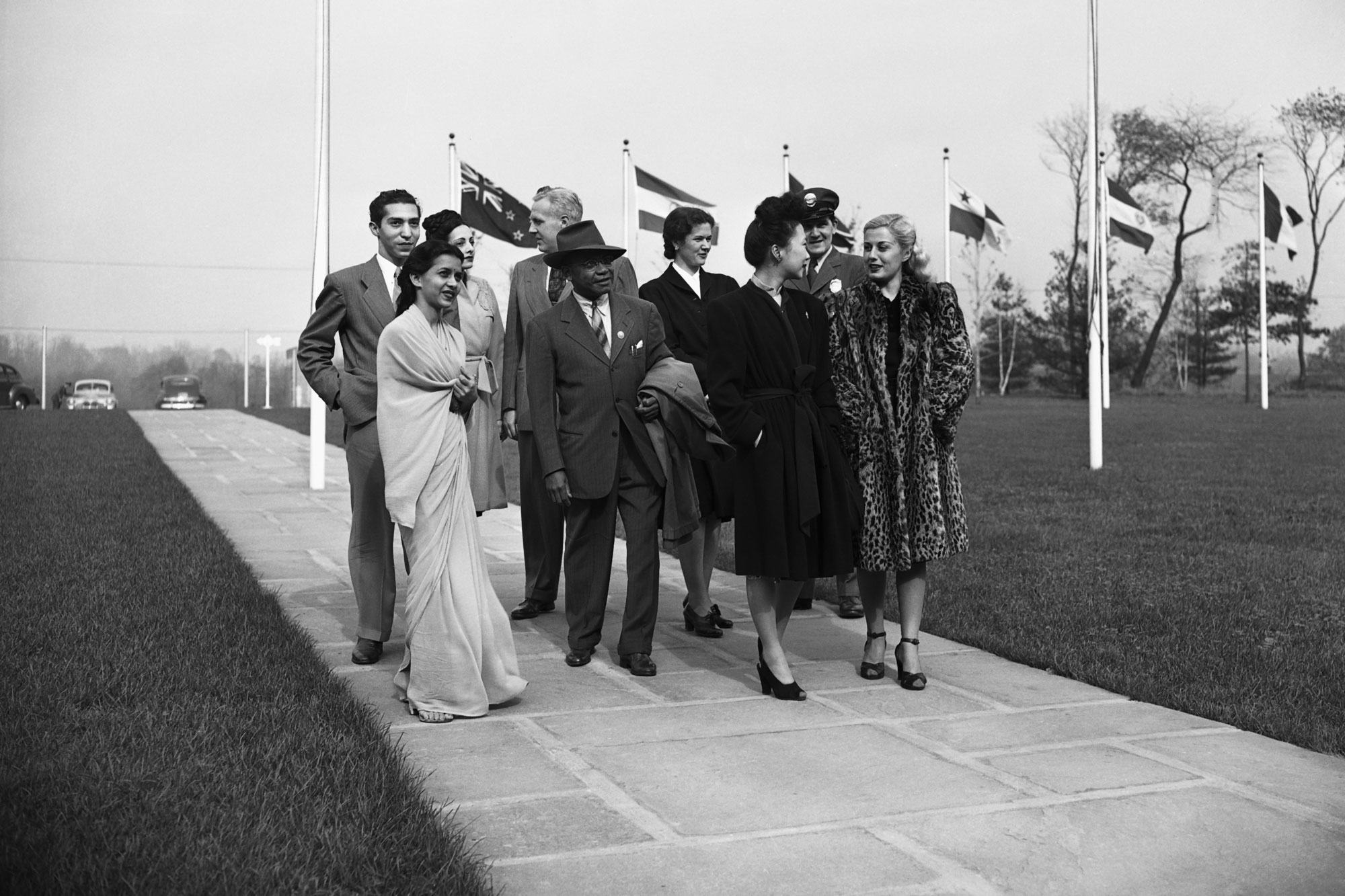 United Nations staff arrive at Lake Success in October 1946. United Nations staff arrive at Lake Success in October 1946.