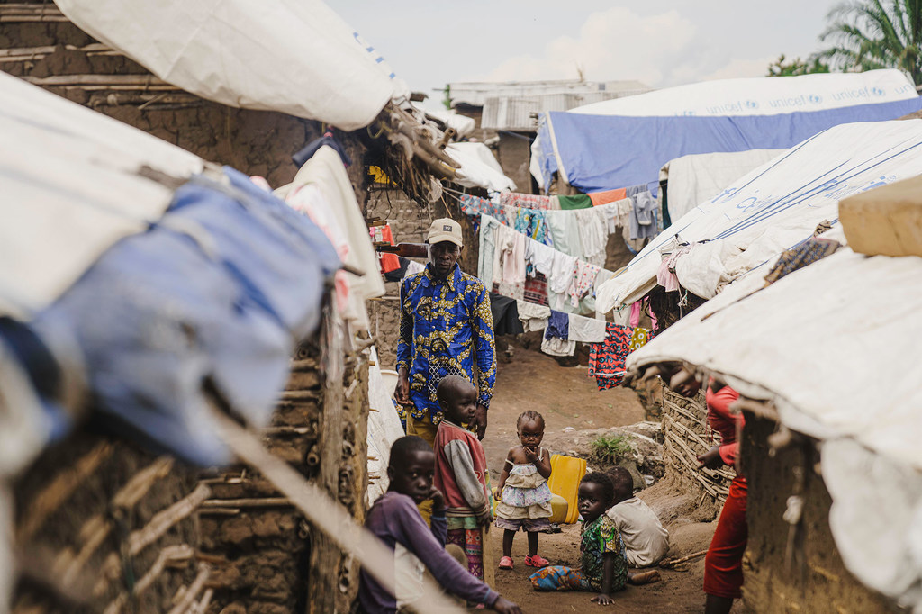 Des familles au site de déplacés internes de Shari à Bunia, dans la province d'Ituri, en RDC, le 17 septembre 2025.