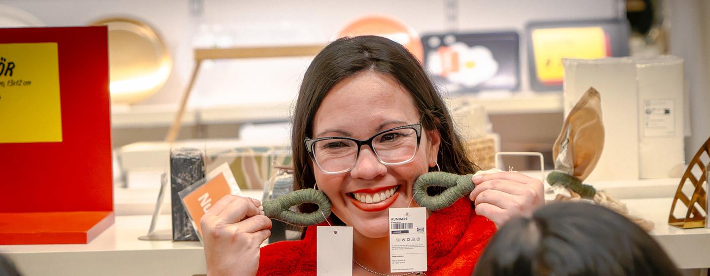 Las mujeres muestran con orgullo sus piezas hechas a mano dentro de los almacenes de IKEA, en los que su trabajo llega hasta miles de personas en todo México.