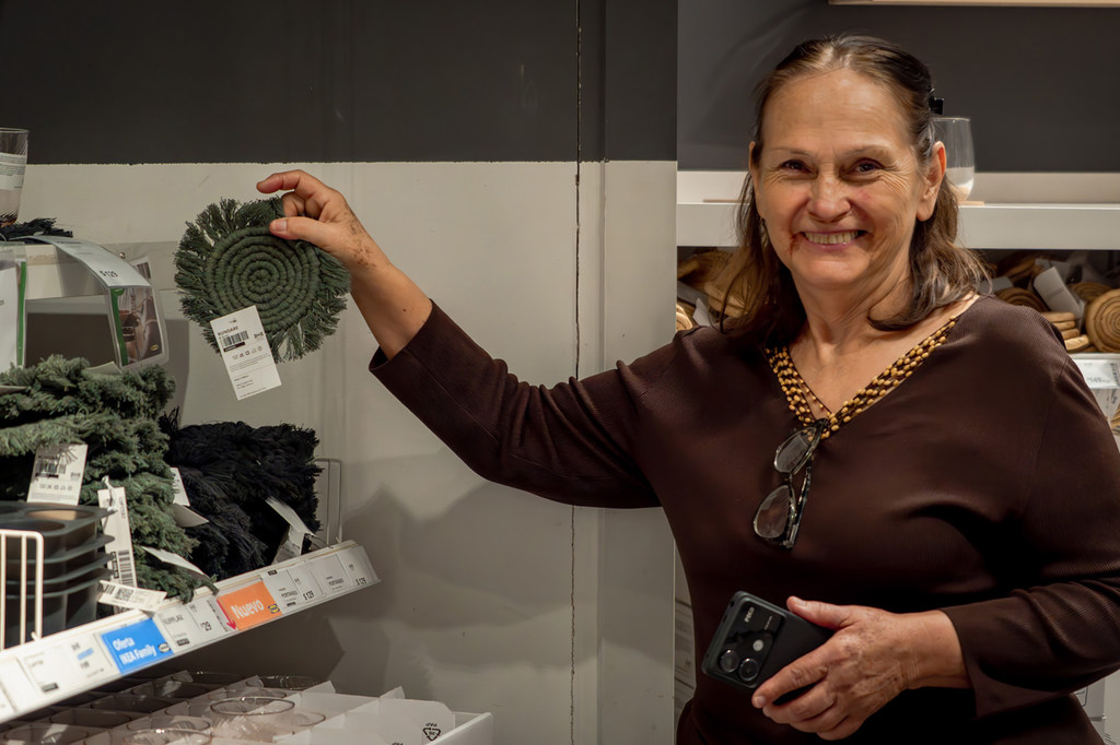 En la Ciudad de México, Xiomara Rivas trabaja nuevamente en medio de telas, bobinas de hilo y risas, ayudando a encontrar nuevas oportunidades para otras mujeres migrantes. En la Ciudad de México, Xiomara Rivas trabaja nuevamente en medio de telas, bobinas de hilo y risas, ayudando a encontrar nuevas oportunidades para otras mujeres migrantes.