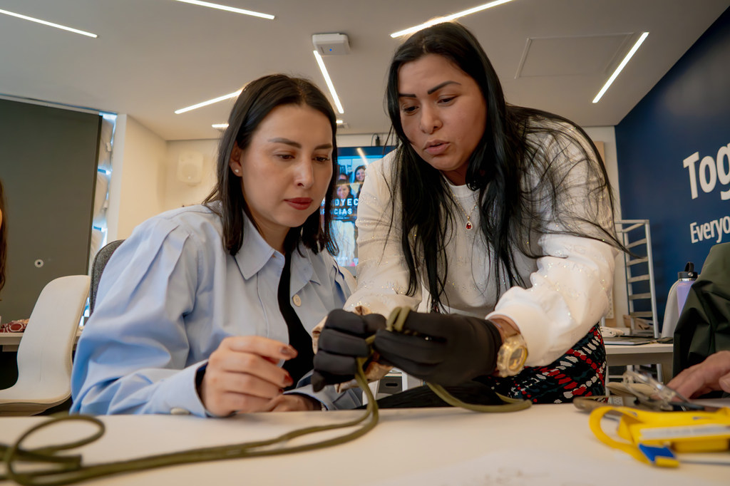 Tras haber aprendido cada técnica a mano, las mujeres ahora ven cómo sus creaciones son exhibidas en los almacenes de IKEA en todo México. Tras haber aprendido cada técnica a mano, las mujeres ahora ven cómo sus creaciones son exhibidas en los almacenes de IKEA en todo México.