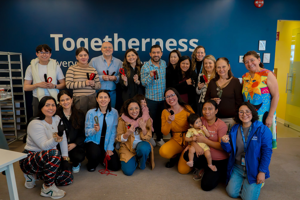 Lo que empezó como un simple espacio de trabajo se ha convertido en un círculo de mujeres que se brindan mutuo apoyo con coraje, creatividad y cuidado. Lo que empezó como un simple espacio de trabajo se ha convertido en un círculo de mujeres que se brindan mutuo apoyo con coraje, creatividad y cuidado.