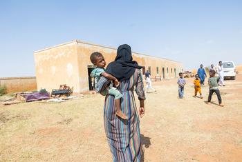 وتحمل الأم ابنها المريض إلى عيادة متنقلة تدعمها اليونيسيف في قرية فتحة، غرب أم درمان، السودان، حيث يسلط الضوء على الحالة الصحية المتردية في المنطقة، مع محدودية فرص الحصول على الخدمات والمرافق الطبية.